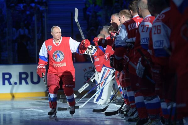 El presidente ruso, Vladímir Putin, antes del inicio de un partido de hockey - Sputnik Mundo