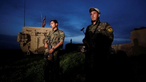Los kurdos de YPG cerca del vehículo militar de EEUU (archivo) - Sputnik Mundo
