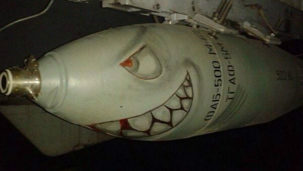 Una bomba FAB-500 con el rostro de un tiburón sonriente - Sputnik Mundo