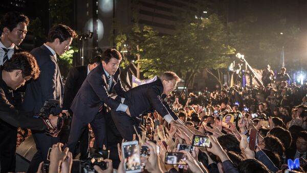 Moon Jae-in saluda a sus votantes rodado por guardaespaldas - Sputnik Mundo