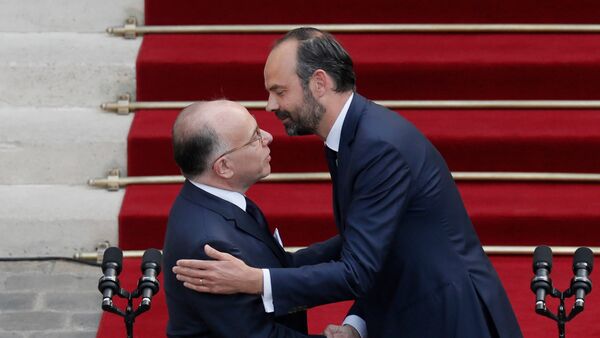 Bernard Cazeneuve, ex primer ministro francés, y Edouard Philippe, nuevo primer ministro de Francia - Sputnik Mundo