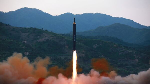 La prueba del misil norcoreano Hwasong-12 - Sputnik Mundo