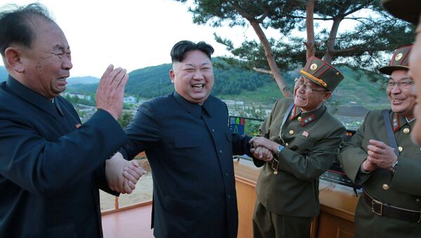 Kim Jong-un, líder norcoreano, felicita a los militares y científicos con motivo de una prueba exitosa del misil balístico Hwasong-12 - Sputnik Mundo