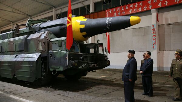 Kim Jong-un, líder norcoreano, inspecciona el misil balístico Hwasong-12 (archivo) - Sputnik Mundo