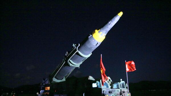 El misil balístico norcoreano Hwasong-12 - Sputnik Mundo