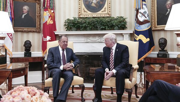 El canciller ruso, Serguéi Lavrov, y el presidente de EEUU, Donald Trump - Sputnik Mundo