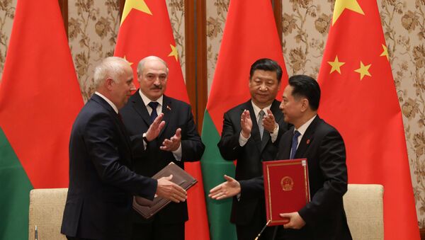 El encuentro del presidente bielorruso, Alexandr Lukashenko, con su homólogo chino, Xi Jinping - Sputnik Mundo