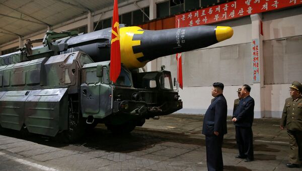 Kim Jong-un, líder norcoreano, inspecciona el misil balístico Hwasong-12 (archivo) - Sputnik Mundo