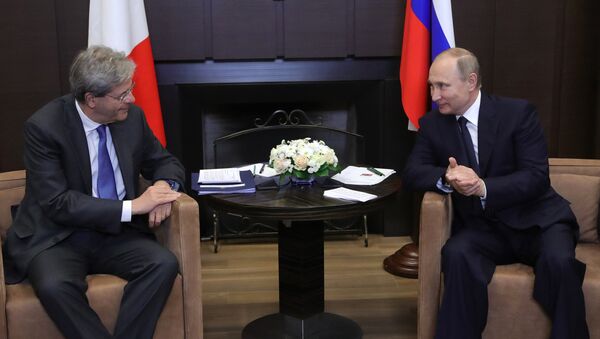 Paolo Gentiloni, primer ministro de Italia, y Vladímir Putin, presidente de Rusia - Sputnik Mundo