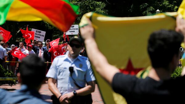 Un grupo de manifestantes pro-Erdogan grita consignas a un grupo de kurdos anti-Erdogan - Sputnik Mundo
