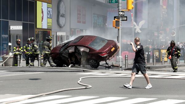 El vehículo que embistió a varias personas en la zona de Times Square en Nueva York, EEUU - Sputnik Mundo