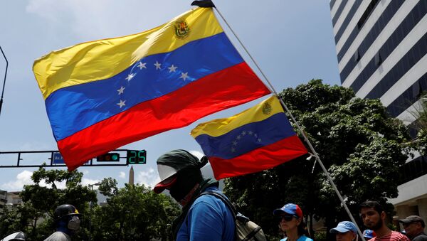 La oposición venezolana con las banderas del país (archivo) - Sputnik Mundo