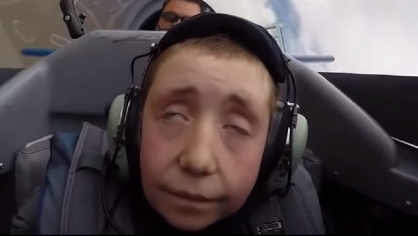 Un niño de ocho años se convierte en un anciano en tan solo unos segundos - Sputnik Mundo