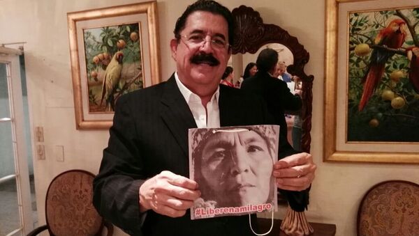 El expresidente hondureño Manuel Zelaya sostiene una foto de Milagro Sala - Sputnik Mundo
