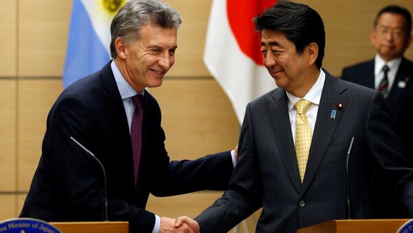 Mauricio Macri, presidente de Argentina y Shinzo Abe, primer ministro de Japón - Sputnik Mundo