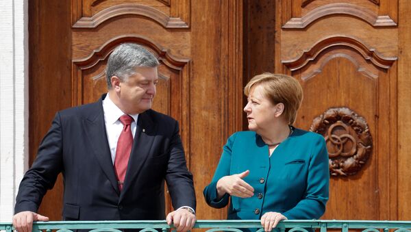 Petró Poroshenko, presidente de Ucrania, y Angela Merkel, canciller de Alemania - Sputnik Mundo