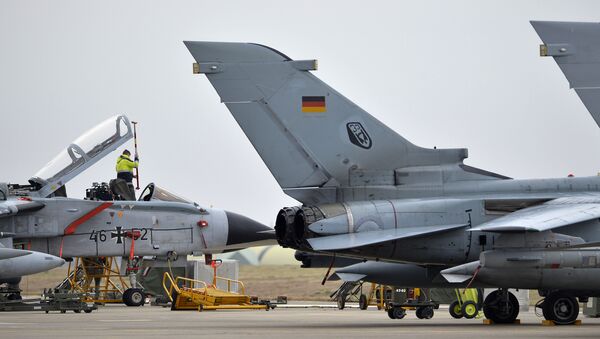 A technician works on a German Tornado jet at the NATO air base in Incirlik, Turkey. (File) - Sputnik Mundo