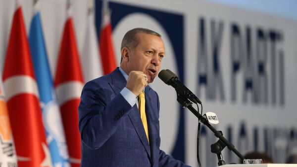 Turkish President Tayyip Erdogan makes a speech during the Extraordinary Congress of the ruling AK Party (AKP) in Ankara, Turkey May 21, 2017 - Sputnik Mundo