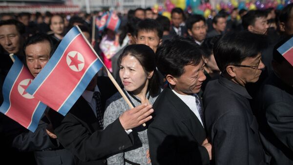 Los ciudadanos de Pyongyang con la bandera de Corea del Norte - Sputnik Mundo