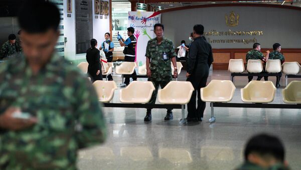 La policía de Bangkok en el principal hospital militar tras la explosión de una bomba - Sputnik Mundo