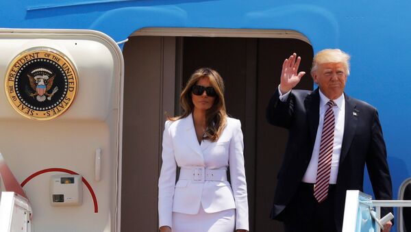 Melania Trump y Donald Trump, presidente de EEUU, tras aterrizar en el aeropuerto de Tel Aviv - Sputnik Mundo