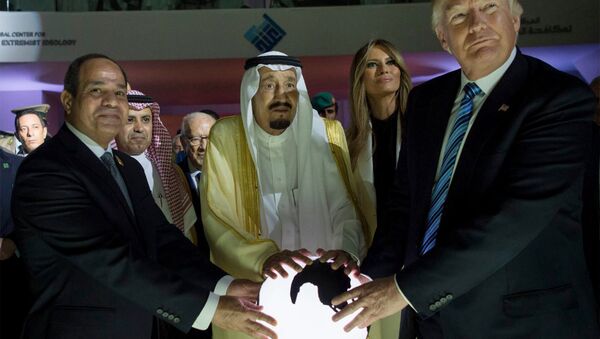 El presidente estadounidense Donald Trump, el rey saudí Salmán y el mandatario egipcio Abdulfatah al Sisi tocan una bola brillante en la capital de Arabia Saudí, Riad. - Sputnik Mundo