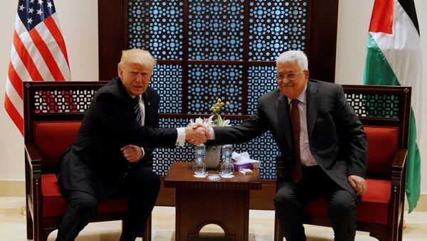 El presidente de EEUU, Donald Trump, con su colega palestino, Mahmud Abás - Sputnik Mundo