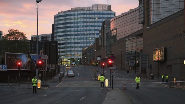 Policías resguardando el lugar de los hechos, después de la explosión suicida en Mánchester, Reino Unido. - Sputnik Mundo