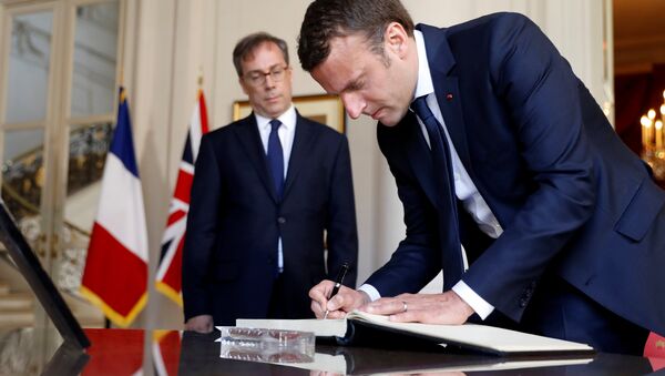 Emmanuel Macron, presidente de Francia, firmando el ibro de condolencias abierto tras el atentado en Mánchester - Sputnik Mundo