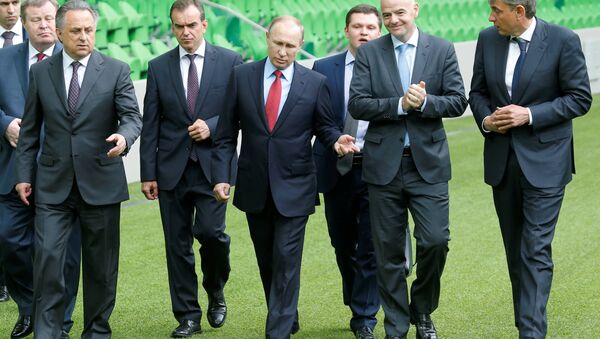 Vladímir Putin, presidente de Rusia, junto a Gianni Infantino, presidente de la FIFA - Sputnik Mundo