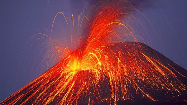 Volcán en erupción (imagen referencial) - Sputnik Mundo