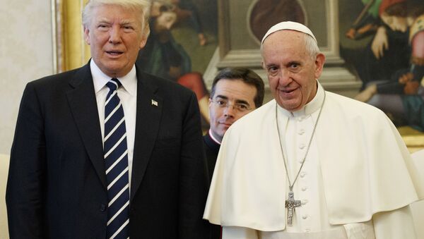 Donald Trump, presidente de EEUU, y el Papa Francisco en el Vaticano - Sputnik Mundo