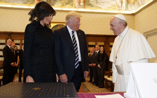 Donald Trump,presidente de EEUU, Melania Trump y el Papa Francisco - Sputnik Mundo