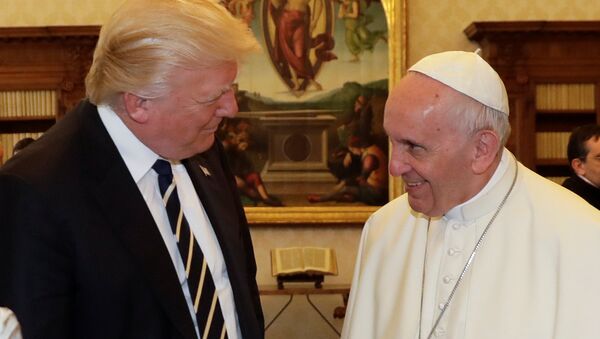 Donald Trump, presidente de EEUU, y el Papa Francisco - Sputnik Mundo