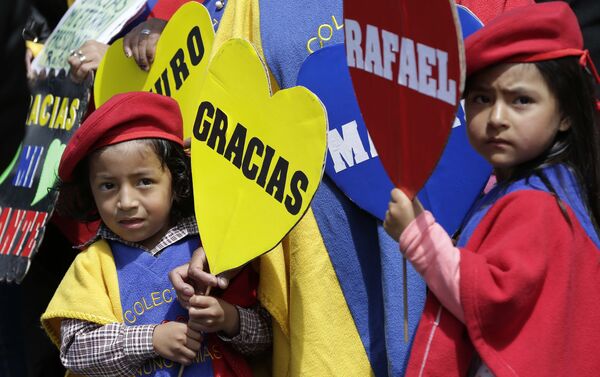 Niños agradeciendo la labor del presidente saliente de Ecuador, Rafael Correa - Sputnik Mundo