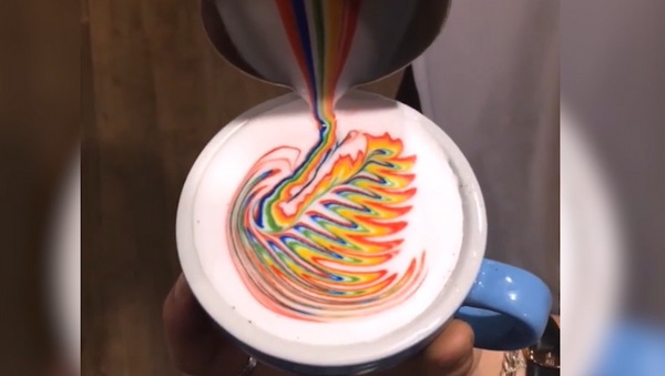 El dueño de una cafetería de Corea del Sur crea el 'arte de la crema' en sus cafés - Sputnik Mundo