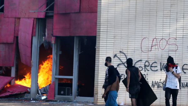 Manifestantes contra Temer incendian sede del Ministerio de Agricultura de Brasil - Sputnik Mundo