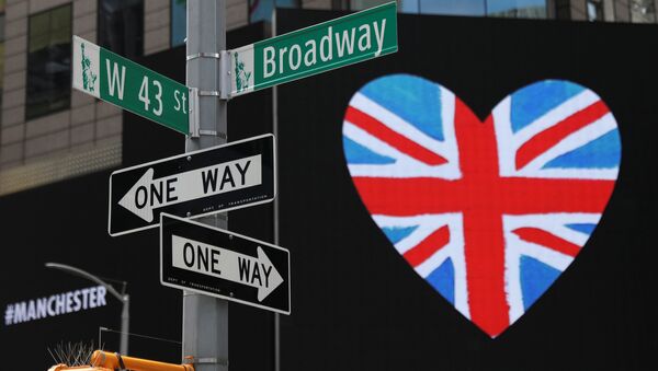 El homenaje en Times Square, Nueva York, a las víctimas del atentado del 22 de mayo en Mánchester - Sputnik Mundo