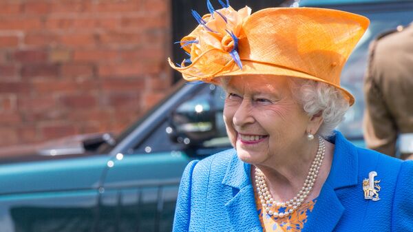 La reina Isabel II llega al hospital donde se encuentran las víctimas del atentado en Mánchester - Sputnik Mundo