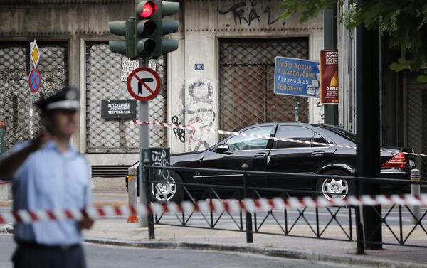El coche en el que viajaban Lukás Papadimos y su chófer tras la explosión - Sputnik Mundo