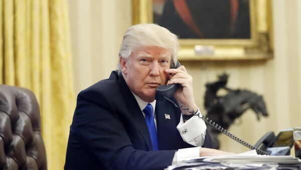 Donald Trump, presidente de EEUU, durante una conversación telefónica (archivo) - Sputnik Mundo