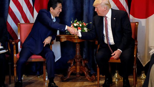 Donald Trump, presidente de EEUU, y su homólogo japonés, Shinzo Abe, durante su encuentro en Italia - Sputnik Mundo