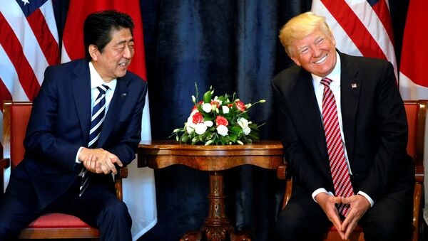 Donald Trump, presidente de EEUU, y su homólogo japonés, Shinzo Abe - Sputnik Mundo