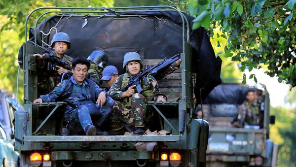 Los saldados filipinos patrullan Marawi, Filipinas - Sputnik Mundo