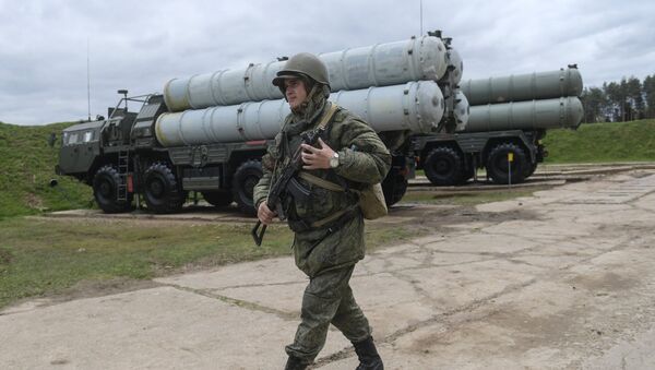 Un militar ruso junto al sistema S-400 - Sputnik Mundo