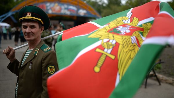 Un militar de Guardia Fronteriza con la bandera (archivo) - Sputnik Mundo