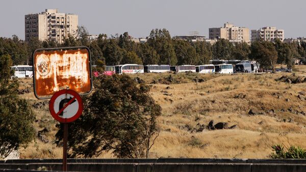 Autobuses con grupos armados que abandonan la ciudad de Al Waer, Siria - Sputnik Mundo