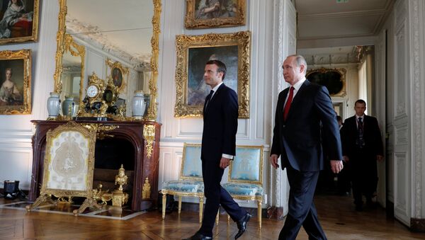 Emmanuel Macron, presidente de Francia, y su homólogo ruso, Vladímir Putin - Sputnik Mundo