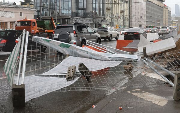 Las consecuencias de huracán en Moscú - Sputnik Mundo