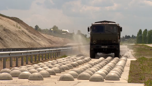 Un camión durante la celebración del Día del Automovilista Militar en Rusia - Sputnik Mundo